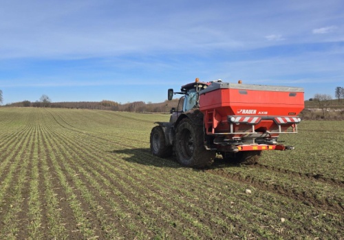 Rolnik od miesiąca czeka za nawozem. Pilna dyskusja w Sejmie. Co zrobi rząd?