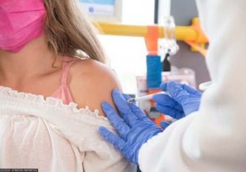 Szczepionka na COVID-19. Media: blokada ważnego raportu