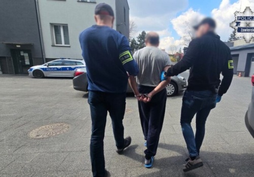 Dramat seniorki w Zawierciu. Syn pobił ją, okradł i uwięził w mieszkaniu