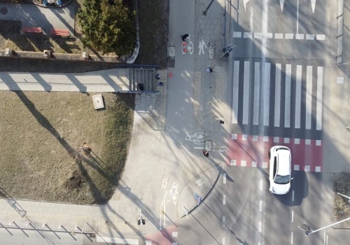 Warszawa testuje nowe rozwiązania na Woli. Rowerzyści i hulajnogiści mają zwalniać