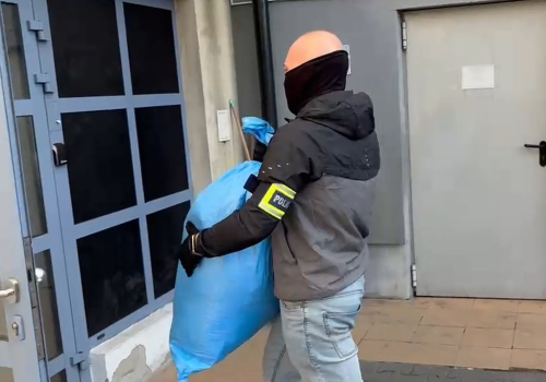 Potężne uderzenie w narkobiznes. Policjanci zabezpieczyli broń palną i 133 kilogramy narkotyków