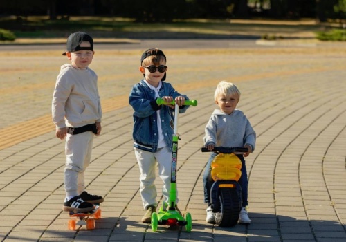 Hulajnoga czy rower na start. Pediatra tłumaczy, co lepiej wspiera rozwój