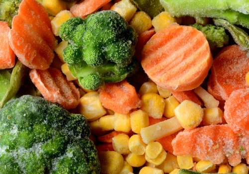 Gotowanie mrożonych warzyw to najgorszy wybór. Ekspert mówi, dlaczego