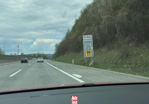 Kropki na poboczu w Austrii są używane non stop. Są efektem wielu przykrych doświadczeń