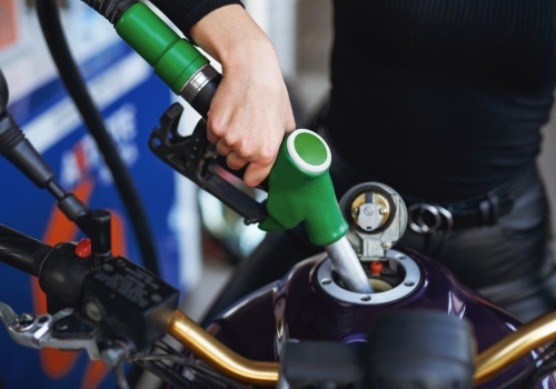 Motocyklista chciał zatankować. Kasjer zablokował dystrybutor