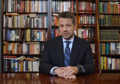 Trzaskowski: Prezydent bierze nie wiadomo ile na klatę, a musi dać sobie w nos