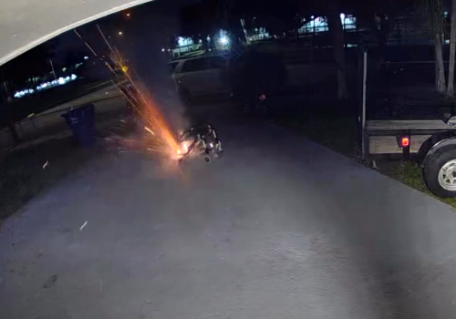 Elektryczny wózek inwalidzki eksplodował przed domem w USA. Sekundy dzieliły rodzinę od tragedii