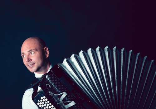 Muzyka, która otwiera serca! Koncert Marcina Wyrostka dla dzieci z Zameczku