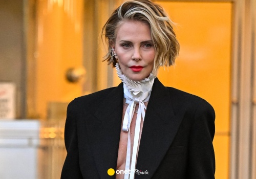 Charlize Theron olśniewa w Nowym Jorku. Zrezygnowała z koszuli i stanika