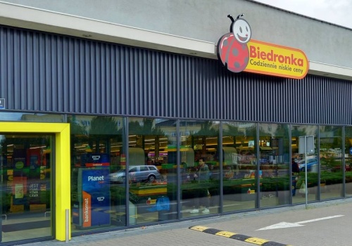 Ekspres na kapsułki za 49 zł w Biedronce. Kawy za grosze, można zrobić zapasy