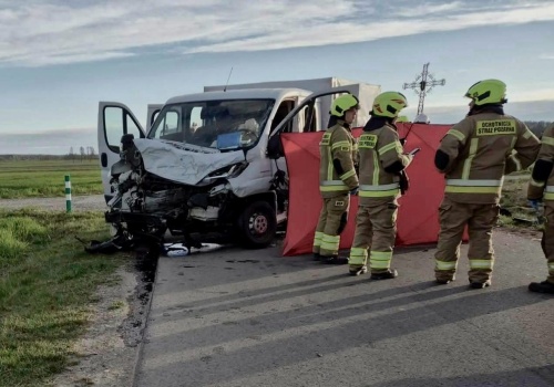 Tragiczne zdarzenie drogowe w Tarkawicy. Nie żyje jedna osoba po zderzeniu dwóch pojazdów dostawczych