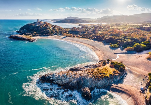 Śródziemnomorskie marzenie za 979 PLN 🏖️ Sardynia 🤩 Loty i ⭐⭐⭐⭐ hotel ze śniadaniami ✨