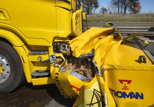 Szczególne najechanie na S7: ciągnik z orurowaniem uderzył w poduszkę zderzeniową