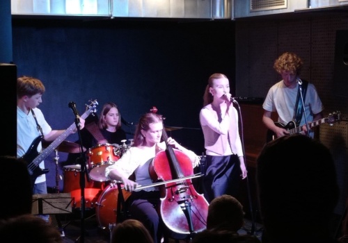 Muzyczne klasyki w młodzieżowym wykonaniu. „Dziuplą” zaczarowali uczniowie polskiej podstawówki w Czeskim Cieszynie