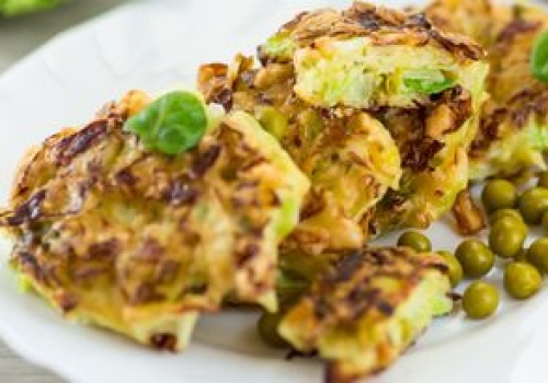 Zapomnij o plackach ziemniaczanych. Te z młodej kapusty są o niebo lepsze