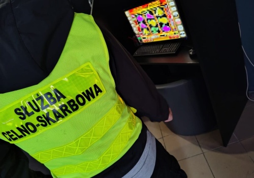 Nielegalny salon gier zlikwidowany. Policjanci przejęli automaty i gotówkę