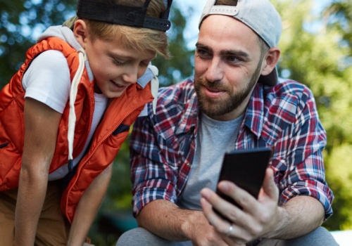 Pilne powiadomienia wysyłane do rodziców. Nadawcy: ministerstwo i Anja Rubik