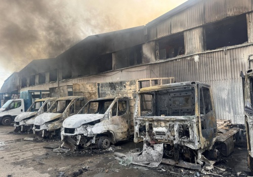 Pożar hali z makulaturą w Gdyni. Strażacy nadal na miejscu