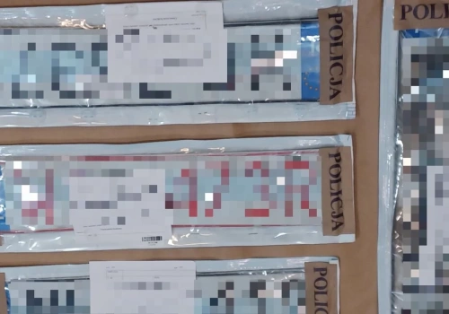 Ukrywał się pod łóżkiem, jeździł na kradzionych tablicach. 23-latek zatrzymany przez policję