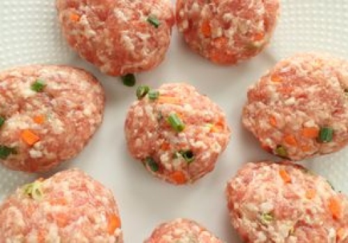 Na obiad robię kotlety radzionkowskie. Są soczyste, chociaż używam chudego mięsa