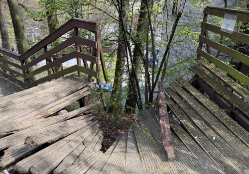 Zawaliły się schody z 13 osobami, prowadzące na Górę Zamkową | WIDEO, ZDJĘCIA