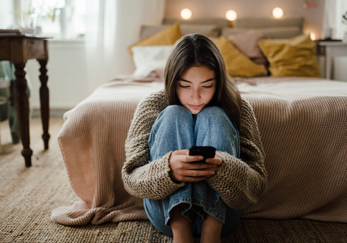 Uzależnienie od smartfonów powiązane z zaburzeniami odżywiania u dzieci i nastolatków: Nowe badania ujawniają niepokojący związek