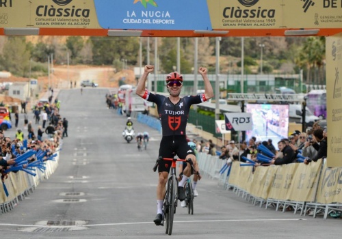 Strzała Walońska 2026: Marc Hirschi ze złamanym obojczykiem