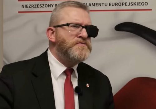 Grzegorz Braun straci immunitet? Komisja prawna PE zdecydowała. Chodzi o Jedwabne