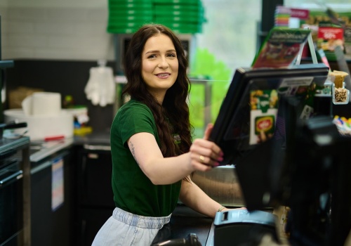 Żabka rośnie w siłę. Małe miasta, wielki biznes