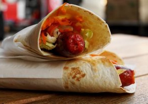 Zawijam kiełbaski i wrzucam na ruszt. Dzieciaki podskakują, jak słyszą o hot dogach z grilla