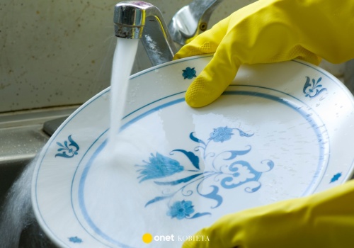 Czy trzeba myć naczynia ciepłą wodą? Ten błąd może dużo kosztować