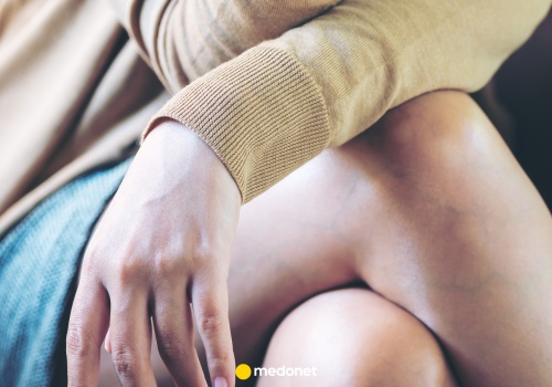 Tak zakładanie nogi na nogę wpływa na twoje ciało. Kręgosłup się zbuntuje