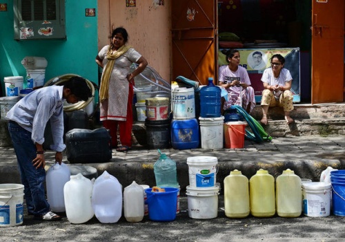 Katastrofy naturalne a demokracja – jak powodzie i fale upałów wpływają na wybory