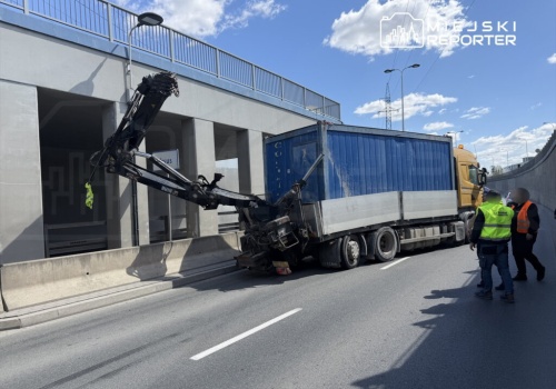 Ciężarówka z HDS zakleszczyła się w tunelu we Włochach