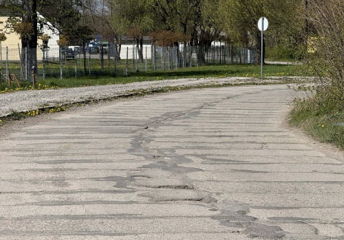 Mieszkańcy alarmują o stanie dróg przy giełdzie w Wapienicy. Interwencja radnego Konrada Łosia