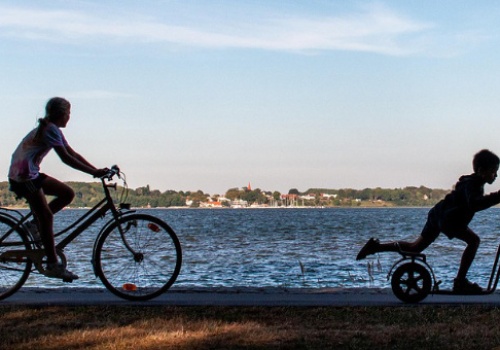 Bezpieczeństwo na trasie: 5 rzeczy, na które musisz zwrócić uwagę, wybierając przyczepkę rowerową.
