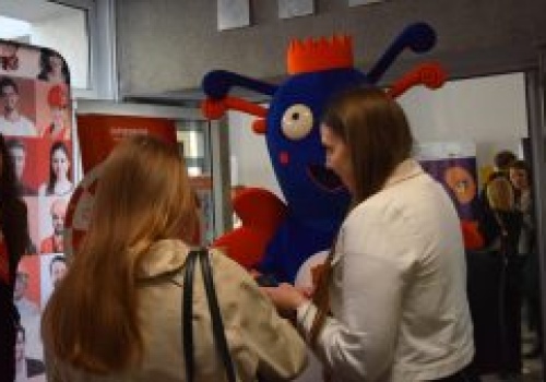 Sukces zawodowy rozpoczyna się od uścisku dłoni – Uniwersyteckie Forum Kariery u Długosza!