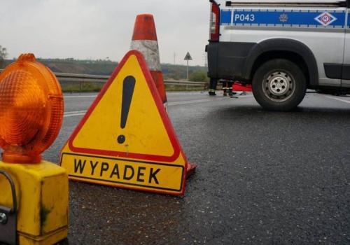 Zderzenie ciężarówki, busa i osobówki na drodze wojewódzkiej. Trasa całkowicie zablokowana