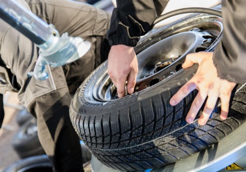 Sznur wulkanizacyjny w oponie. Dlaczego profesjonaliści ostrzegają przed tą metodą?