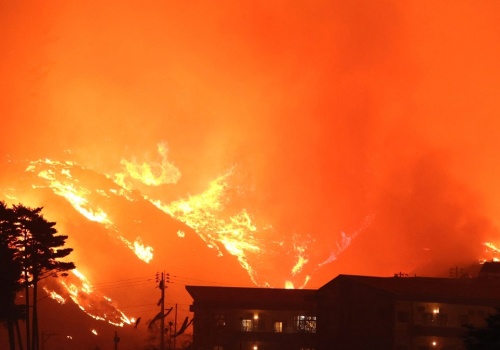 Dwa pożary przy jednym mieście. Strażacy walczyli z płomieniami całą noc