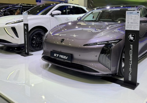 Forthing S7 REEV zadebiutował w Poznaniu. To auto elektryczne z silnikiem 1.5