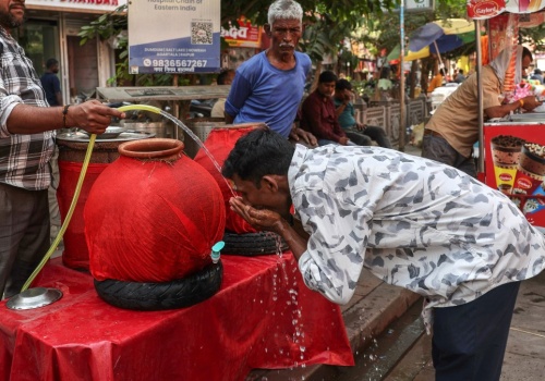 Temperatury sięgają 44°C. W szkołach uruchomiono 