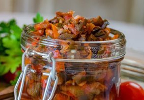 Widzisz dorodne oberżyny na straganie? Zrób z nich pyszną sałatkę do słoików