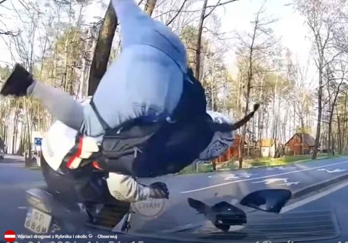 Podwójna ciągła to 1000 PLN i 15 punktów! W Rybniku motocyklista zarobił 3000 zł i 25 pkt