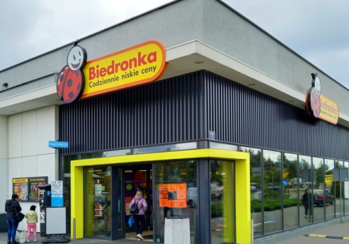 Biedronka otwarta w niedzielę do 22 i dłużej. Promocje na grilla i akcja rabatowa