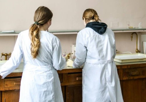 Od września 2026 przyroda ma być w terenie i z eksperymentami. Nauczyciele sami kupują apteczki