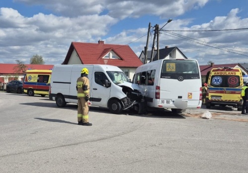 Wypadek szkolnego autobusu. Dwie osoby ranne
