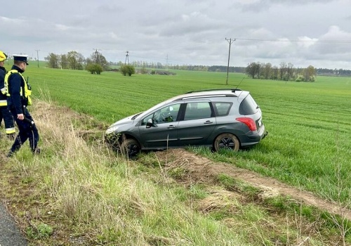 34- latek dachował kradzionym autem. Nie posiadał uprawnień do kierowania, a w ogranizmie miał blisko 2 promile alkoholu