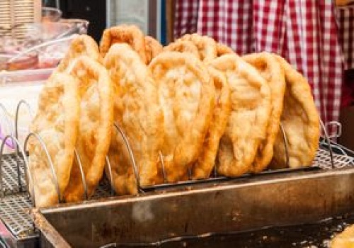 Lepszy niż z budki w Budapeszcie. Sekret puszystego placka tkwi w jednym składniku