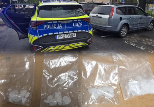 Kierowca na widok policjantów wyrzucił przez okno woreczek z niedozwoloną substancją, dodatkowo jechał bez uprawnień- został zatrzymany